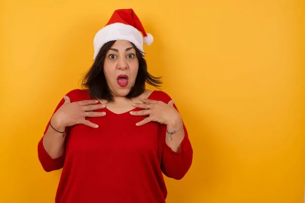 Chocado Assustado Bela Árabe Mulher Meia Idade Usando Chapéu Natal — Fotografia de Stock