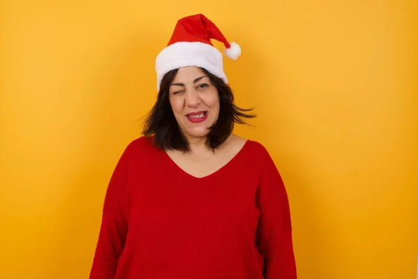 Araba Donna Mezza Età Che Indossa Cappello Natale Lampeggiando Gli — Foto Stock