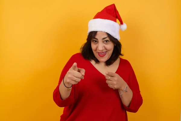 Araba Donna Mezza Età Che Indossa Cappello Natale Che Punta — Foto Stock