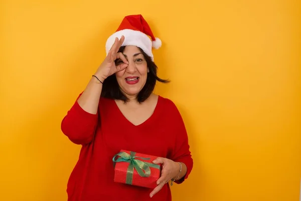 Schöne Arabische Frau Mittleren Alters Trägt Weihnachtsmütze Mit Geschenk Mit — Stockfoto