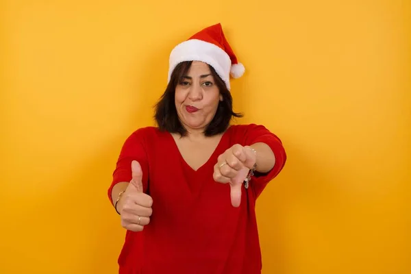 Nachdenkliche Arabische Frau Mittleren Alters Mit Weihnachtsmütze Die Ein Gutes — Stockfoto