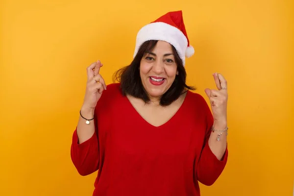 Schöne Arabische Frau Mittleren Alters Mit Weihnachtsmütze Drückt Mit Besorgtem — Stockfoto