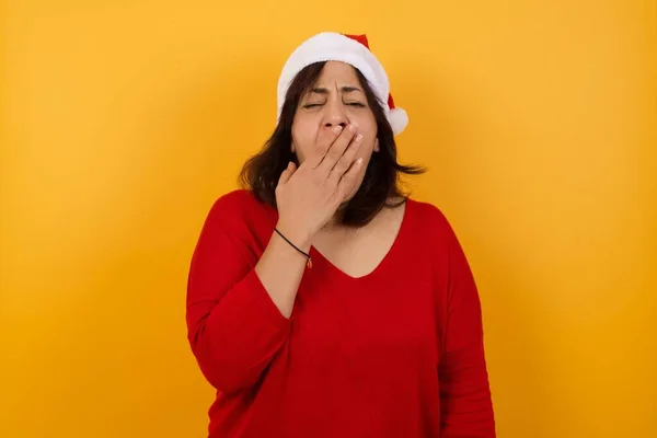 Shot Van Slaperige Arabische Vrouw Van Middelbare Leeftijd Draagt Kerstmuts — Stockfoto