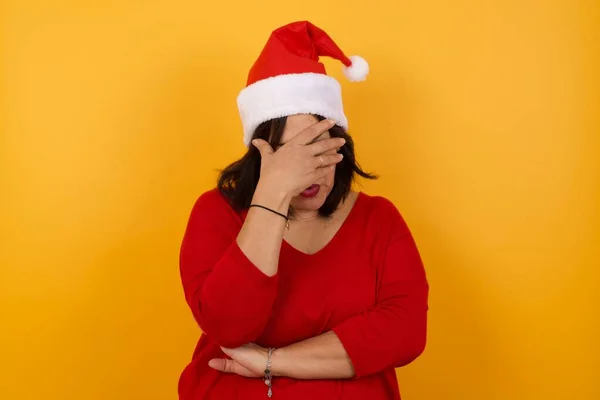 Retrato Interno Bela Árabe Mulher Meia Idade Usando Chapéu Natal — Fotografia de Stock