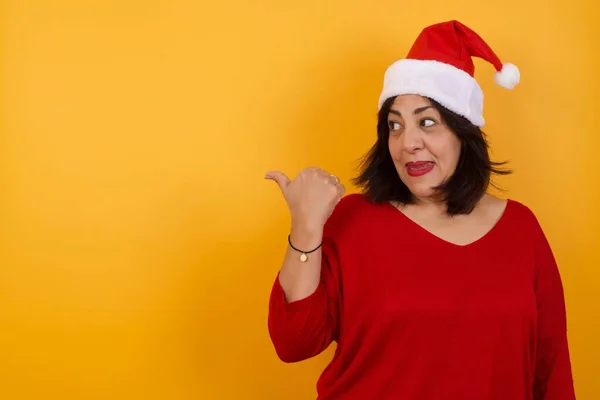 Conceito Omg Mulher Árabe Estúpido Meia Idade Usando Chapéu Natal — Fotografia de Stock