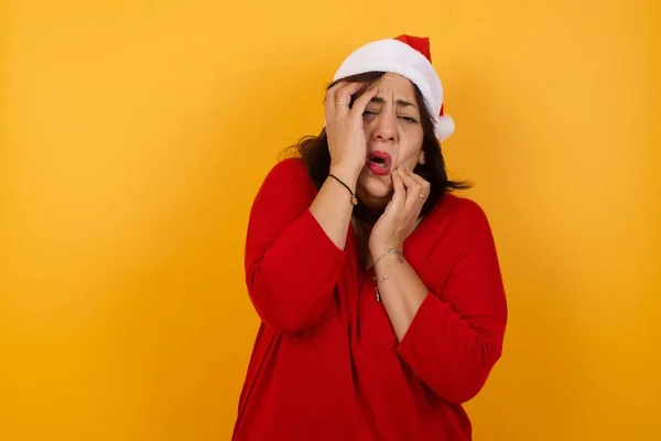 Sombere Arabische Vrouw Van Middelbare Leeftijd Die Een Kerstmuts Draagt — Stockfoto