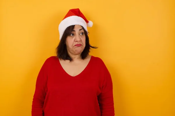 Bela Árabe Mulher Meia Idade Usando Chapéu Natal Com Expressão — Fotografia de Stock