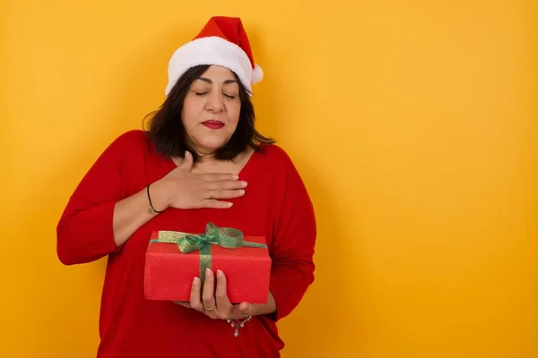 Treue Arabische Frau Mittleren Alters Mit Weihnachtsmütze Und Geschenk Schließt — Stockfoto