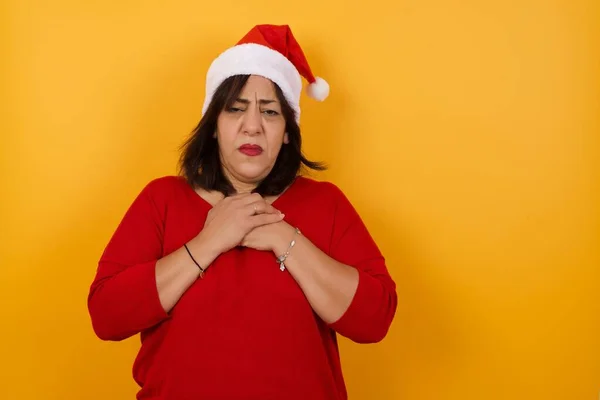 Triste Árabe Mujer Mediana Edad Con Sombrero Navidad Siente Molesto — Foto de Stock