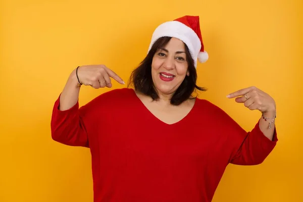Encantadora Árabe Emotiva Mulher Meia Idade Usando Chapéu Natal Apontando — Fotografia de Stock