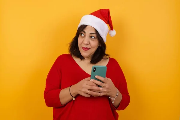 Bild Einer Glücklichen Arabischen Frau Mittleren Alters Mit Weihnachtsmütze Die — Stockfoto