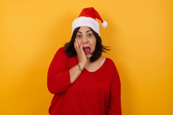 Överraskning Förvånad Arabiska Medelålders Kvinna Bär Julen Hatt Ser Förvånad — Stockfoto