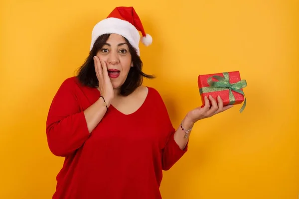 Positivo Feliz Árabe Mediana Edad Mujer Con Sombrero Navidad Con — Foto de Stock