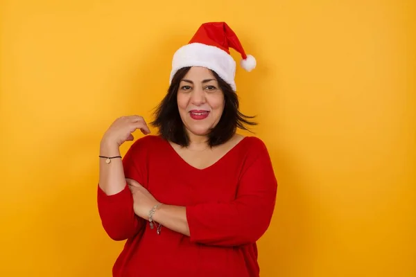 Fröhliche Arabische Frau Mittleren Alters Mit Weihnachtsmütze Die Mit Der — Stockfoto