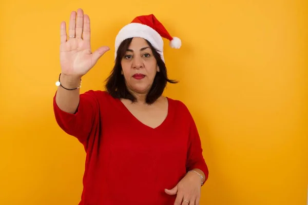 Arabka Středního Věku Žena Vánočním Kloboukem Dělá Zastavit Gesto Dlaní — Stock fotografie