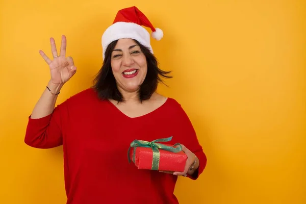 Mulher Meia Idade Árabe Feliz Usando Chapéu Natal Com Presente — Fotografia de Stock