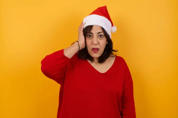 Besorgte Und Ängstliche Arabische Frau Mittleren Alters Mit Weihnachtsmütze Kann — Stockfoto