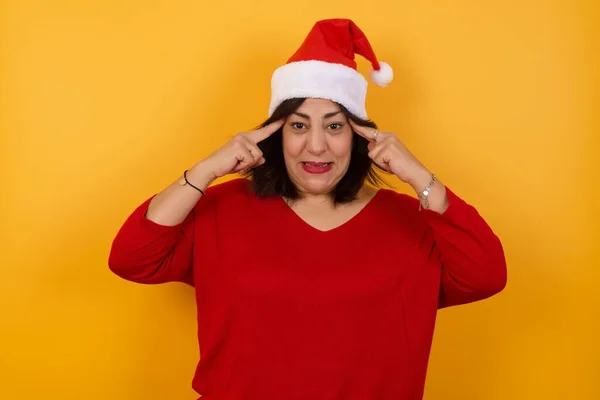 Árabe Mulher Meia Idade Usando Chapéu Natal Concentrando Duro Uma — Fotografia de Stock