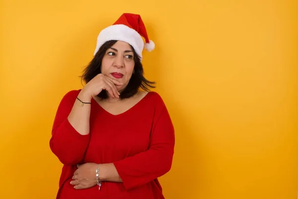 Tiro Contemplativa Árabe Pensativa Mulher Meia Idade Usando Chapéu Natal — Fotografia de Stock