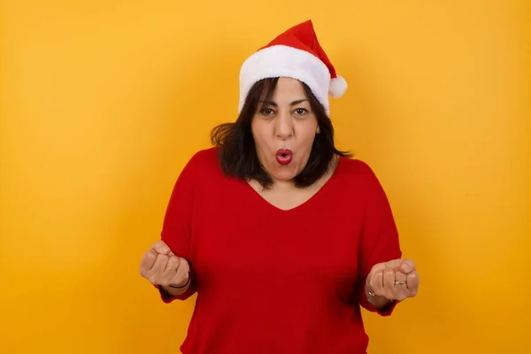 크리스마스 모자를 주먹을 기쁨으로 목표를 짜증나는 여성의 초상화를 — 스톡 사진