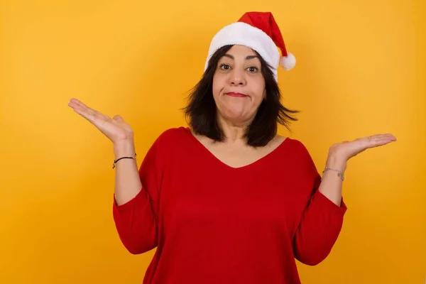 Tal Vez Dudosa Mujer Árabe Mediana Edad Con Sombrero Navidad —  Fotos de Stock