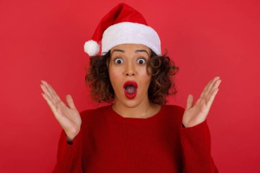 Şaşırmış güzel bir kızın portresi. İnanamamasına şaşırmış görünüyor. Ağzını sonuna kadar açık, yüzüne yakın elleri örgülü saçları var..