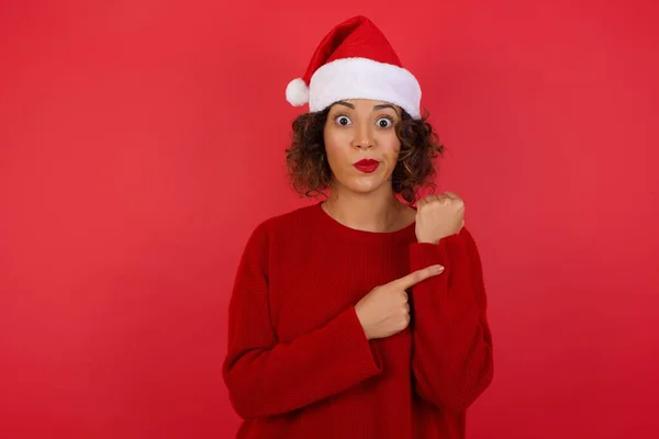 Vacker Ung Kaukasisk Kvinna Bär Julen Hatt Och Röd Tröja — Stockfoto