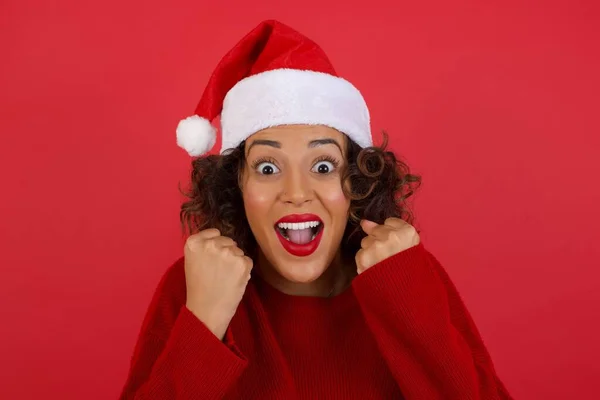 Kaukasische Junge Frau Mit Weihnachtsmütze Und Rotem Pullover Jubelt Über — Stockfoto
