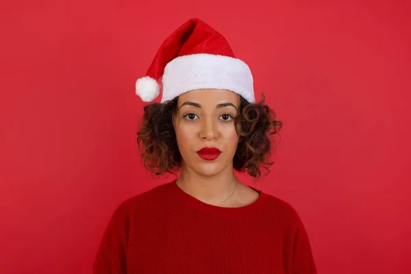 Περιμένετε Πλάνο Της Χαρούμενης Γυναίκας Που Φοράει Χριστουγεννιάτικο Καπέλο Και — Φωτογραφία Αρχείου