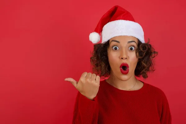 Horizontaal Schot Van Vrouw Met Kerstmuts Rode Trui Punten Met — Stockfoto