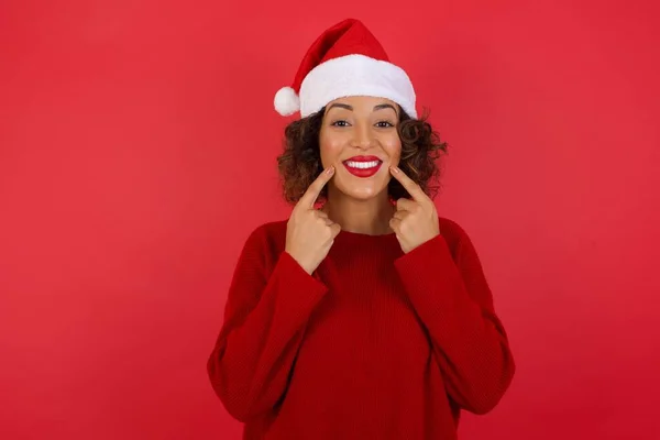 Nahaufnahme Porträt Einer Glücklichen Jungen Frau Mit Weihnachtsmütze Und Rotem — Stockfoto