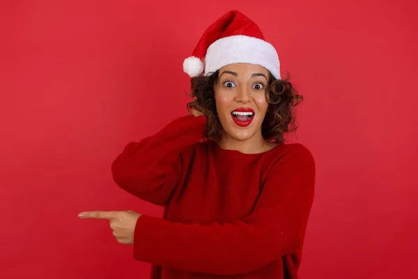 Positief Blij Vrouw Draagt Kerstmuts Rode Trui Heeft Verbaasd Uitdrukking — Stockfoto