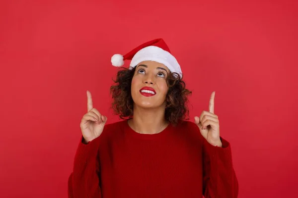 Colpo Orizzontale Successo Amichevole Cercando Giovane Donna Dai Capelli Scuri — Foto Stock