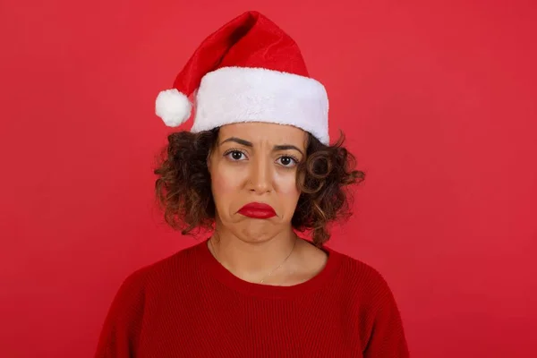 Mooi Gezicht Van Trieste Vrouw Met Kerstmuts Rode Trui Huilend — Stockfoto