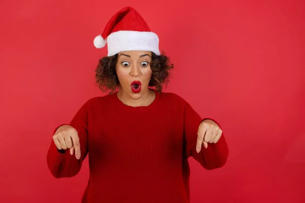 Studio Ritratto Giovane Donna Con Capelli Ricci Indossa Cappello Natale — Foto Stock