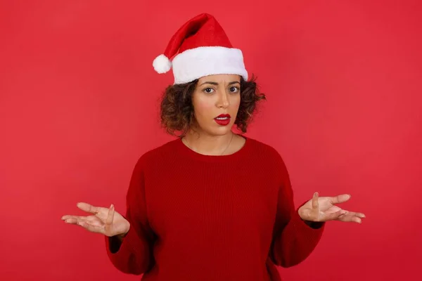 Mujer Con Sombrero Navidad Encoge Hombros Desconcierto Trata Tomar Una —  Fotos de Stock