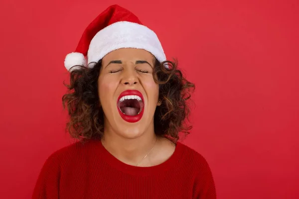 Mulher Estressante Usando Chapéu Natal Camisola Vermelha Grita Pânico Fecha — Fotografia de Stock
