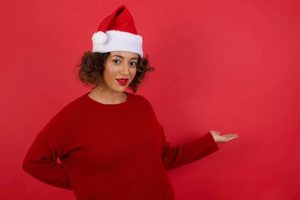 Retrato Bela Jovem Mulher Usando Chapéu Natal Suéter Vermelho Com — Fotografia de Stock