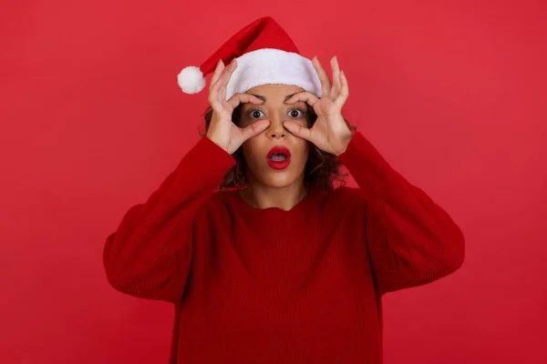 Brincalhão Animado Mulher Vestindo Chapéu Natal Camisola Vermelha Mostrando Gestos — Fotografia de Stock