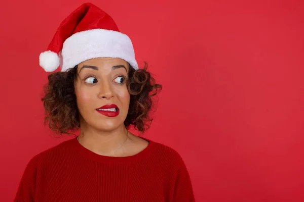 Noel Şapkası Kırmızı Süveter Giyen Kadın Portresi Dişlerini Sıkar Şaşırtıcı — Stok fotoğraf