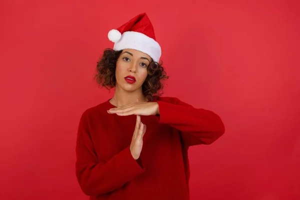 Mujer Joven Con Sombrero Navidad Suéter Rojo Cansado Aburrido Haciendo —  Fotos de Stock