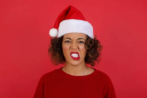 Pazzo Pazzo Donna Indossa Cappello Natale Maglione Rosso Stringe Denti — Foto Stock