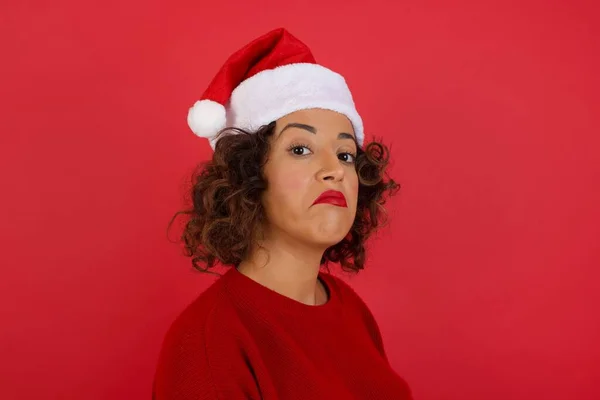 Mooie Vrouw Met Kerstmuts Rode Trui Met Snobistische Uitdrukking Gebogen — Stockfoto