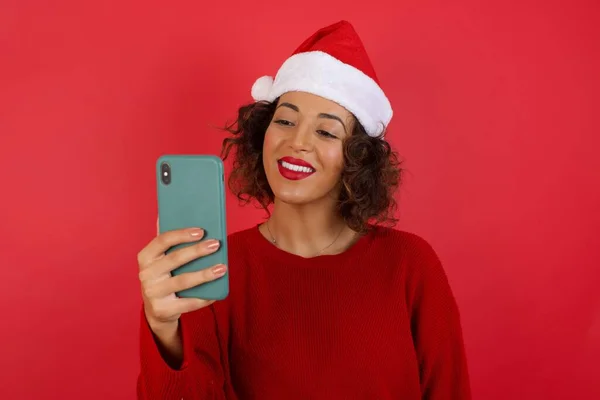 Foto Einer Fröhlichen Jungen Frau Mit Weihnachtsmütze Und Rotem Pullover — Stockfoto