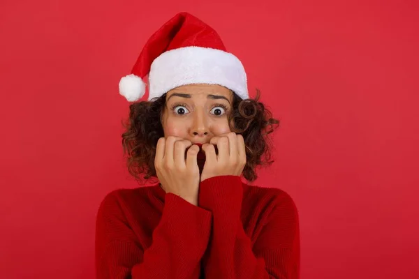 Vacker Kvinna Bär Julen Hatt Och Röd Tröja Täcker Sin — Stockfoto