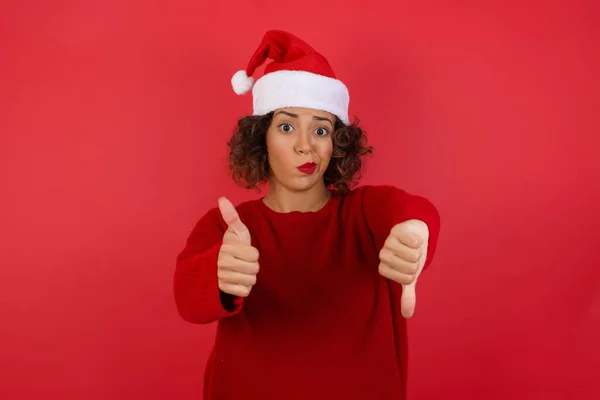 Bella Giovane Donna Pensierosa Che Indossa Cappello Natale Maglione Rosso — Foto Stock