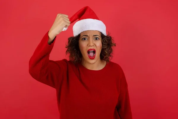 Feroce Donna Fiduciosa Indossa Cappello Natale Maglione Rosso Tenendo Pugno — Foto Stock