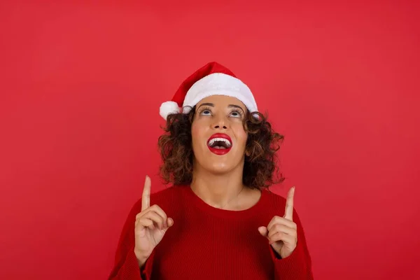 Mulher Despreocupada Encantadora Usando Chapéu Natal Suéter Vermelho Com Expressão — Fotografia de Stock