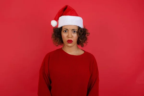 Portret Van Een Verontwaardigde Jonge Vrouw Met Een Kerstmuts Een — Stockfoto