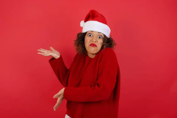 Bella Donna Che Indossa Cappello Natale Dubbio Espressione Confondere Concetto — Foto Stock